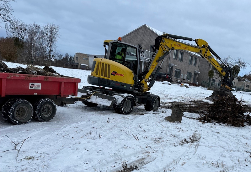 Gul hjulburen grävmaskin med röd redskapskärra, Wacker Neuson EW65 stulen i Torshälla