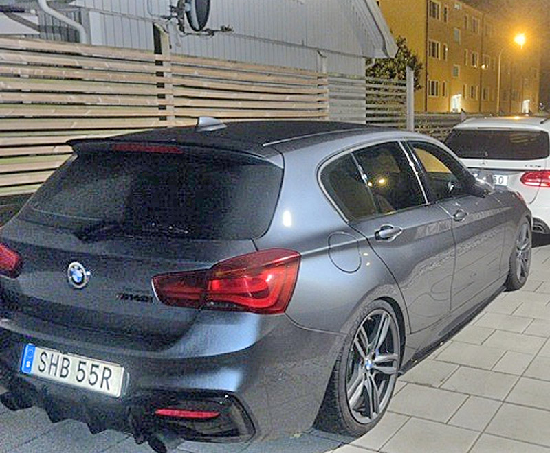 Grå metallic BMW M140I Xdrive stulen i Helsingborg