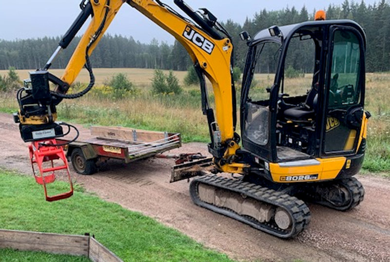 Maskinsläp TIKI lastat med grävmaskin JCB 8026 stulet i Forshaga norr om Karlstad