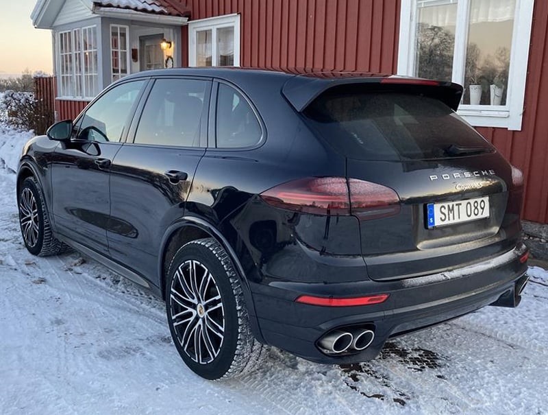 Svart Porsche Cayenne S Diesel stulen i Sunnaryd söder om Bredaryd