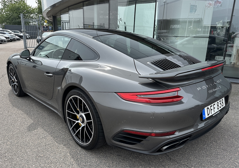 Grå metallic Porsche 991/ 911 Turbo S stulen i Bjärred norr om Malmö