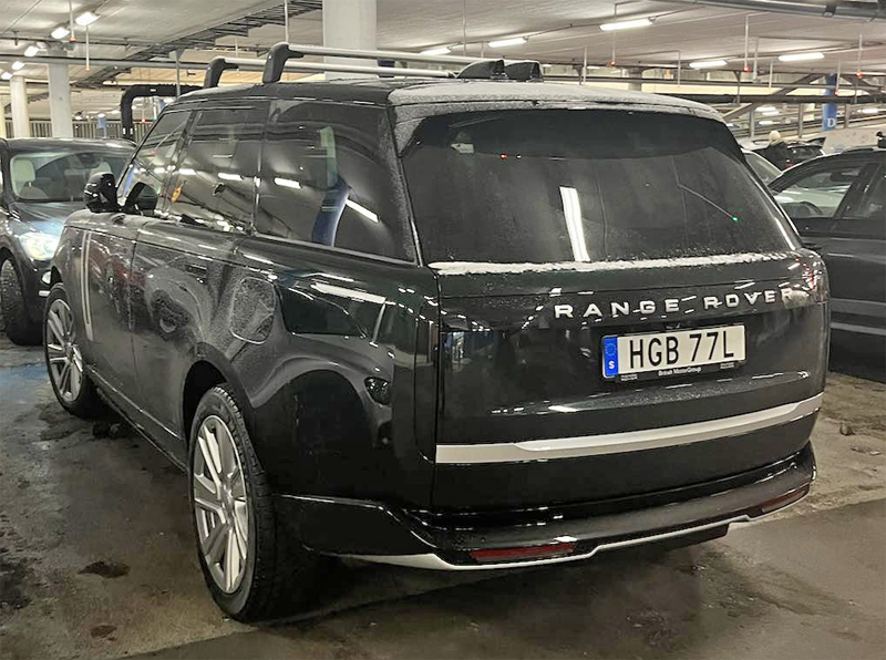 Mörkt grön metallic Land Rover Range Rover P510e stulen i Stocksund norr om Stockholm