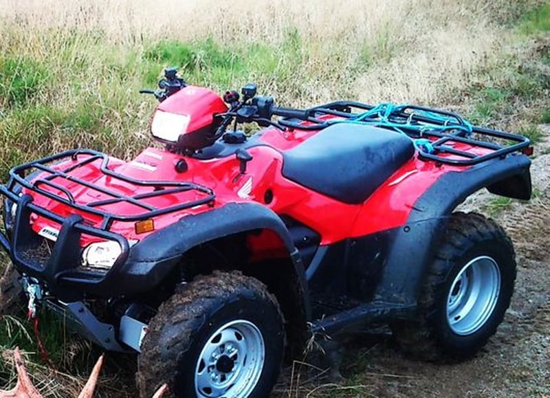 Röd Honda TRX 500 stulen på en skogsväg norr om Mosjöns camping innan Kasa, öster om Örnsköldsvik