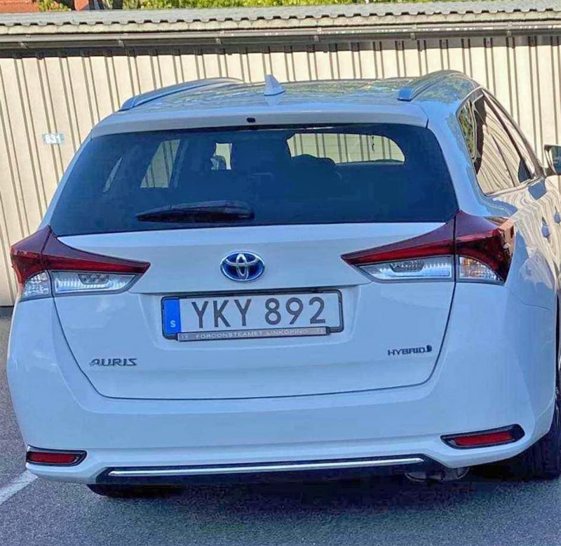 Vit Toyota Auris Touring Sports Hybrid stulen i Linköping