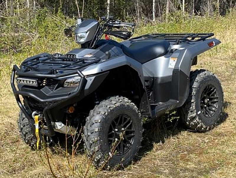 Grå metallic fyrhjuling Suzuki LT-A 750 XPZS King Quad stulen norr om Älvsbyn