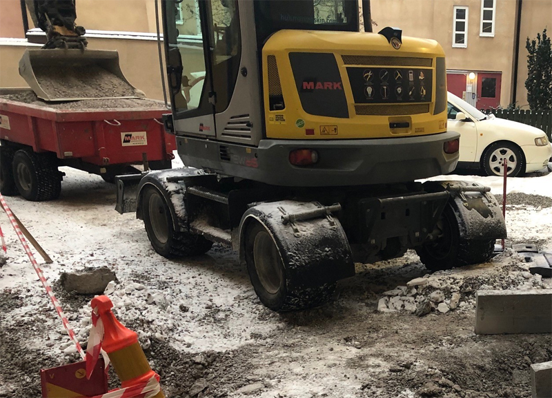 Gul hjulburen grävmaskin med röd redskapskärra, Wacker Neuson EW65 stulen i Torshälla