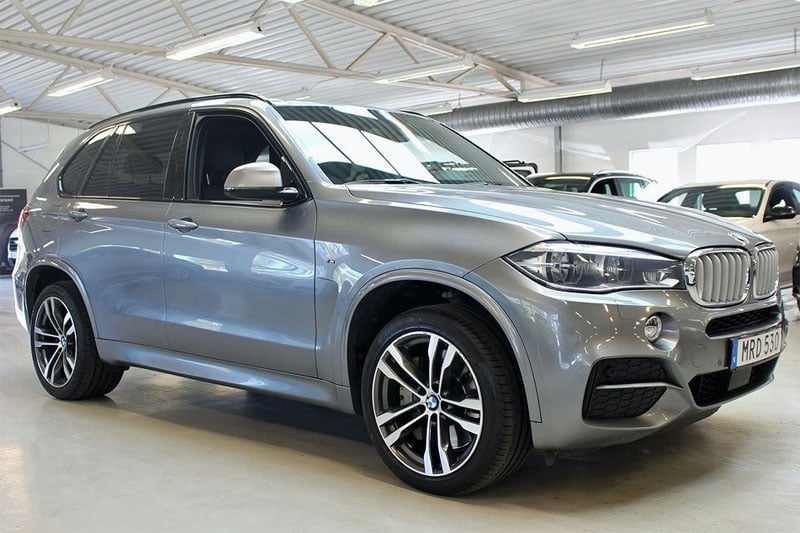 Grå metallic BMW X5 Xdrive M50D stulen i Täby norr om Stockholm