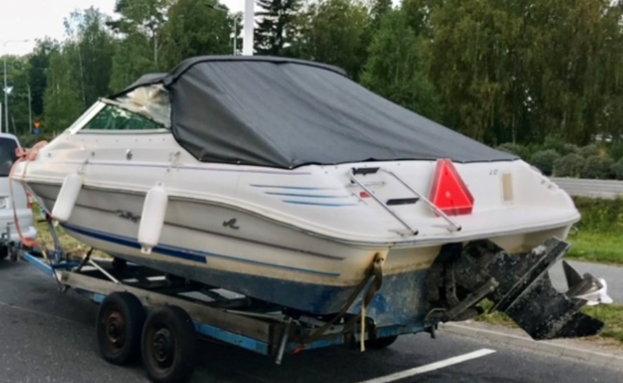 Sea Ray Overnighter 200 stulen på trailer i centrala Västerås 