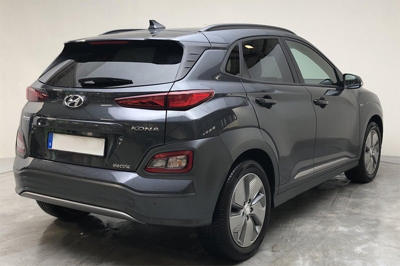 Grå metallic Hyundai Kona Electric stulen i Upplands Väsby norr om Stockholm