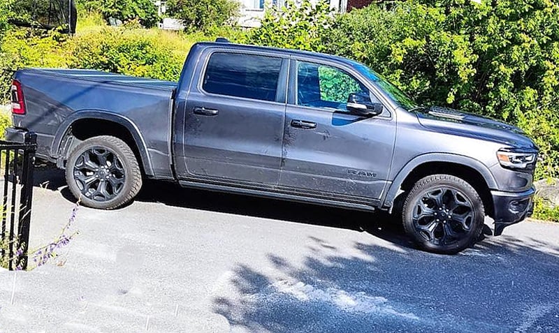 Grå metallic RAM 1500 Crew Cab Limited stulen i Upplands Väsby norr om Stockholm