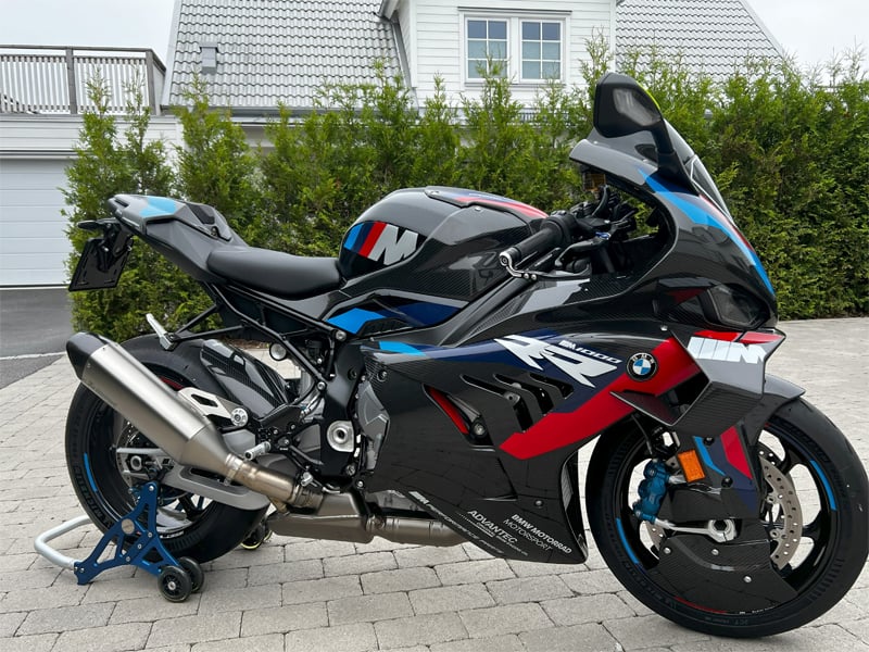 Svart metallic BMW M1000 RR stulen på Särö väster om Kungsbacka