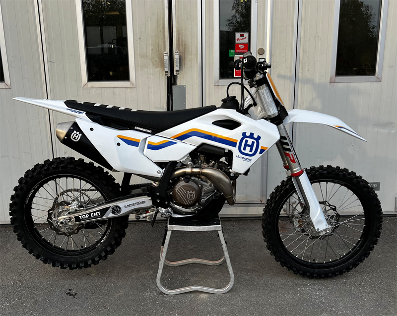 Två cross/ enduro motorcyklar Husqvarna FE 350 och Husqvarna FC 450 Heritage stulna utanför Fjärdhundra