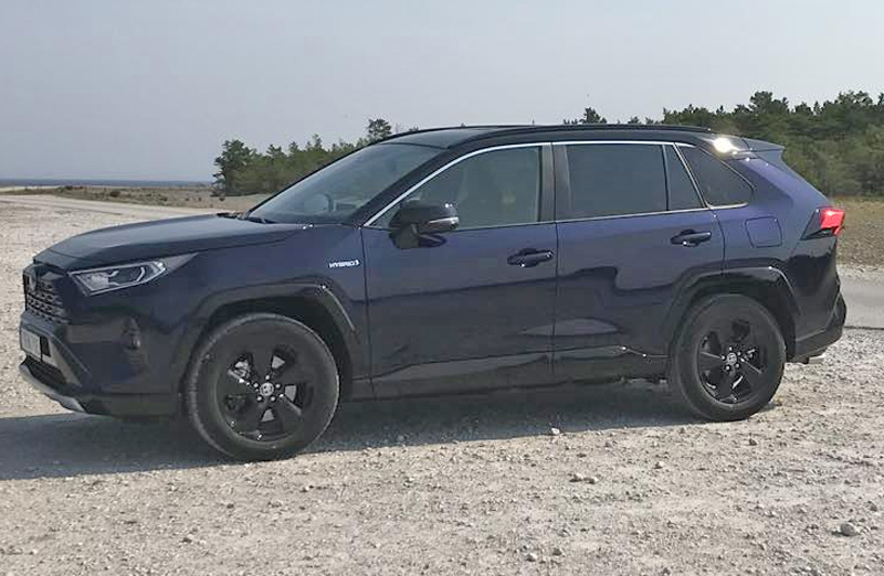 Blå Toyota RAV4 Hybrid AWD stulen i Källby mellan Lidköping och Götene