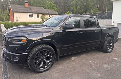 Svart RAM 1500 Crew Cab Limited stulen i Markim norr om Vallentuna