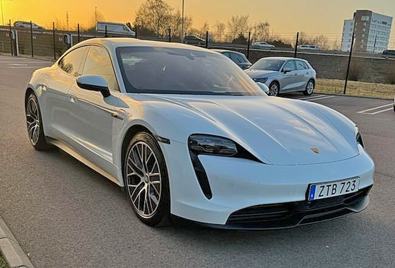 Vit Porsche Taycan 4S stulen/ grovt bedrägeri i samband med försäljning Halmstad