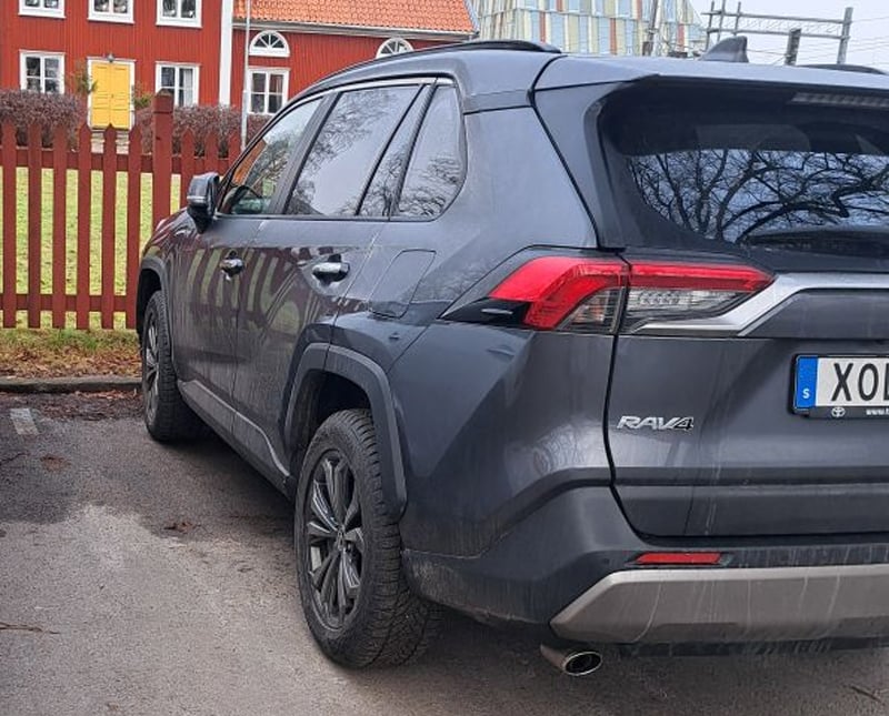 Grå metallic Toyota RAV4 Hybrid AWD stulen i Växjö