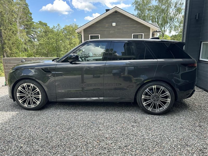 Grå Land Rover Range Rover Sport P460e stulen i Stocksund norr om Stockholm