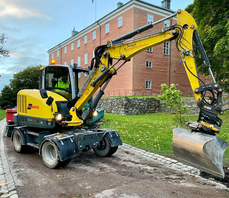 Gul hjulburen grävmaskin med röd redskapskärra, Wacker Neuson EW65 stulen i Torshälla