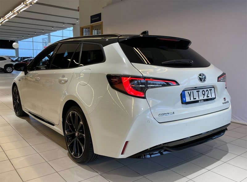 Vit med svart tak, Toyota Corolla Touring Sports Hybrid stulen i Skälby, västra Stockholm